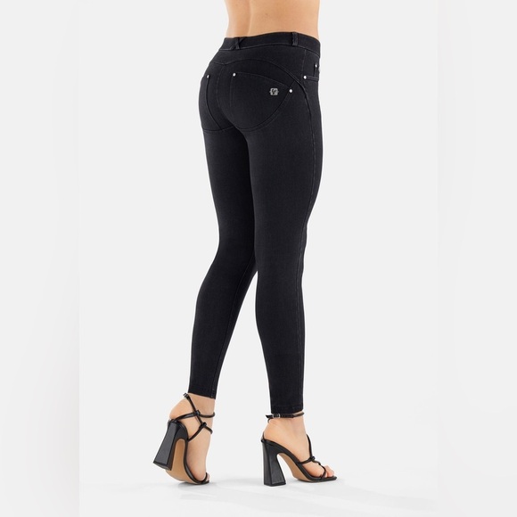 (H1) FREDDY WR.UP®COMFORTABLE SHAPING PANTS with a Sebra print, size 10 - Picture 6 of 13